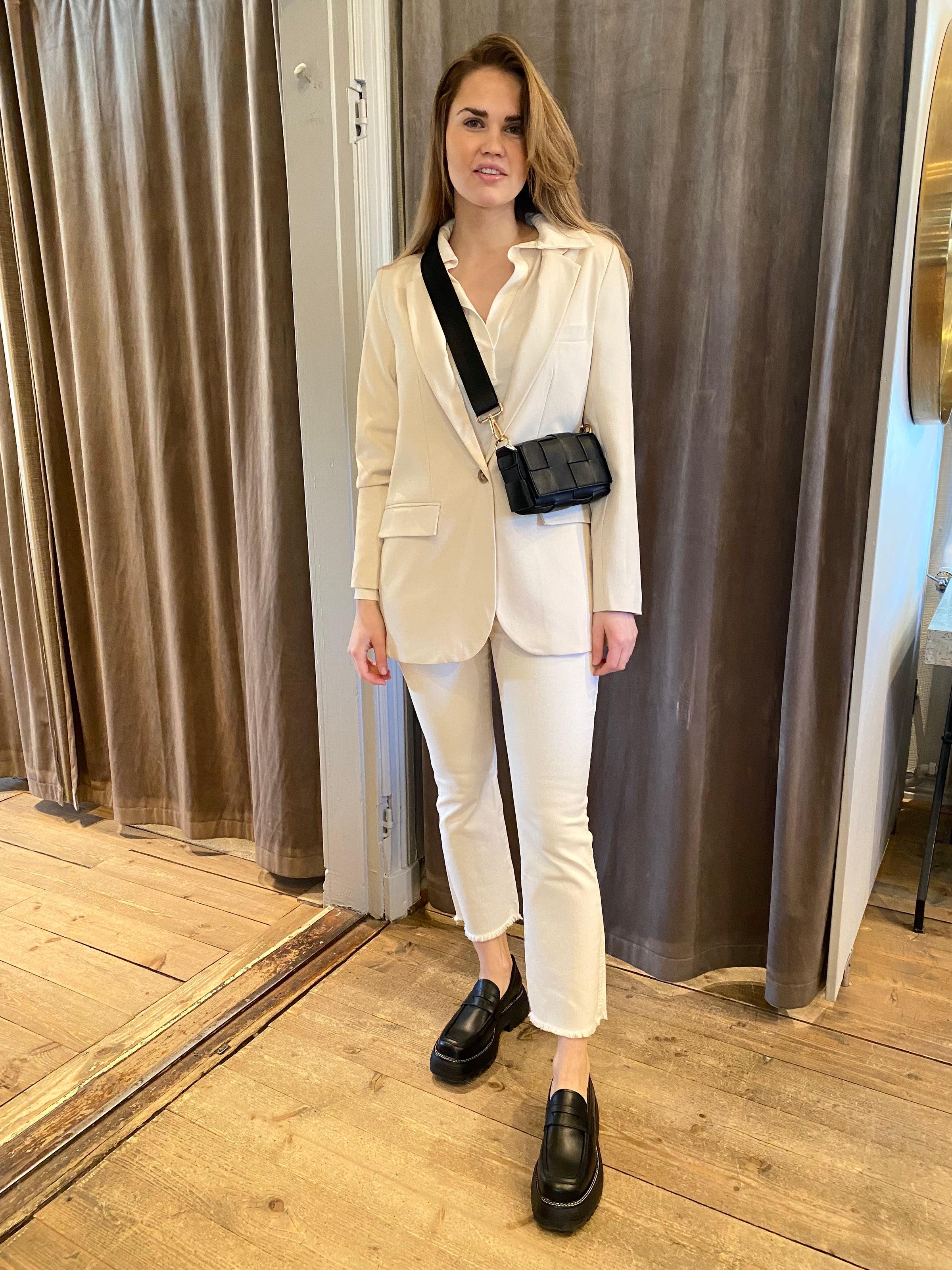 Sigrid blazer från Object tillsammans med Como flare pants från Isay