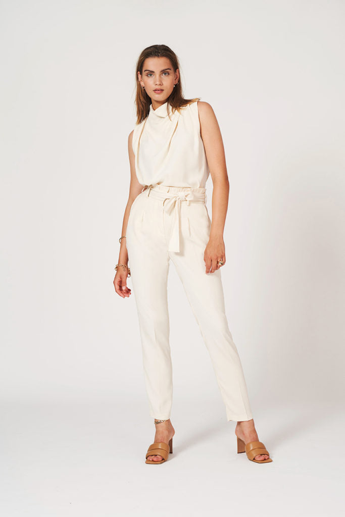 EN SOMMAR I OFFWHITE – bild 2